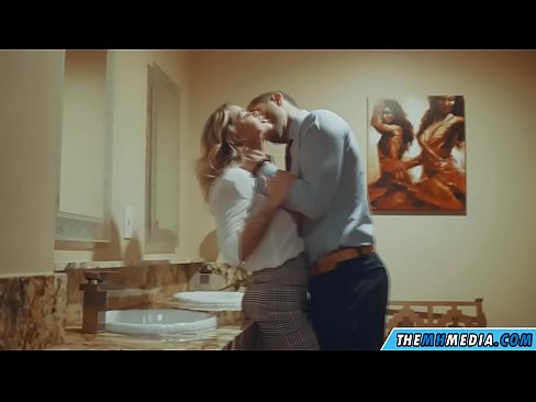 ❤️ Вақте ки як малламуй busty шумо дар як ҳоҷатхона ҷамъиятӣ seduces ️ Супер секс дар мо ❌️❤